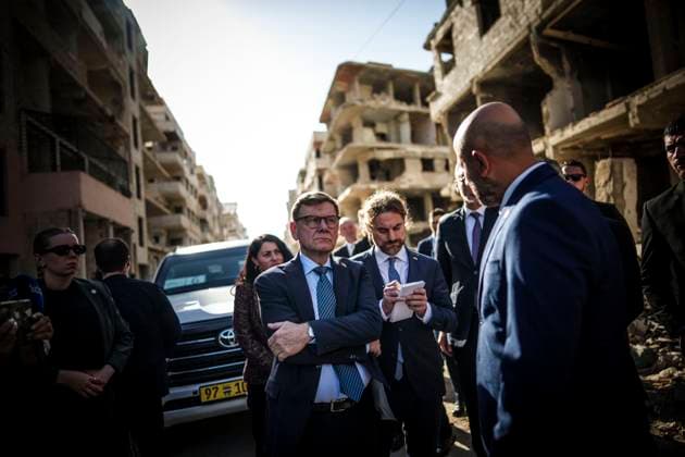 Johann Wadephul (CDU), Bundesaussenminister, reist vom 29.10.2025 bis zum 1.11.2025 nach Jordanien, Syrien, Libanon und Bahrein. Fahrt nach Harasta und gemeinsamer Besuch eines humanitaeren Projekts in Harasta mit dem Minister fuÌˆr Katastrophenschutz der Arabischen Republik Syrien, Herrn Raed Saleh aufgenommen in Damaskus, 30.10.2025. Fotografiert als Offizieller Fotograf Photo taken as Official Photographer Damaskus Syrien Copyright: xDominikxButzmann AAx