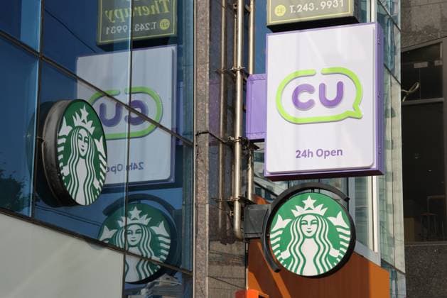 Starbucks schließt in Südkorea temporär alle Filialen, Archivbilder BUSAN, SÜDKOREA - 9. OKTOBER 2025 - Starbucks und CU-Filialschilder in Busan, Südkorea BUSAN, SOUTH KOREA - OCTOBER 9, 2025 - Storefront reflecting Starbucks and CU convenience store signs in Busan (License=RM) Copyright: xZoonar.com ÊrikxLattweinx 24178054