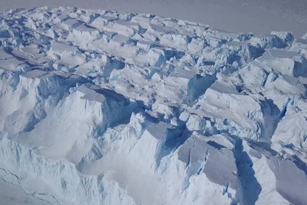 Eisfelder von Antarktika. Eisberge in der Antarktis Ice arrays of antarctica. Icebergs in Antarctic waters. (License=RF) Copyright: xZoonar.com LiudmilaxYagovitinax 24180401