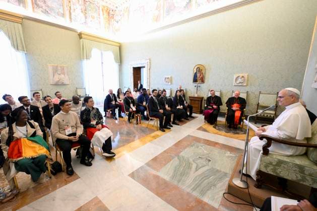 ITALY - POPE LEO XIV RECEIVES IN PRIVATE AUDIENCE MEMEBERS OF THE INTRENATIONAL YOUTH ADVISORY BODY AT THE VATICAN - 2025 10 31 Italy, Rome,Vatican 2025 10 31 Pope Leo XIV receives in private audience Members of the International Youth Advisory Body at the Vatican, EDITORIAL USE ONLY - NO BOOKS Copyright: xVATICANxMEDIAx