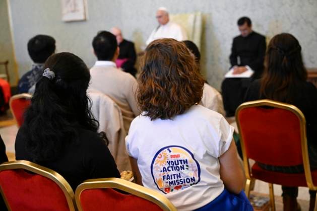 ITALY - POPE LEO XIV RECEIVES IN PRIVATE AUDIENCE MEMEBERS OF THE INTRENATIONAL YOUTH ADVISORY BODY AT THE VATICAN - 2025 10 31 Italy, Rome,Vatican 2025 10 31 Pope Leo XIV receives in private audience Members of the International Youth Advisory Body at the Vatican, EDITORIAL USE ONLY - NO BOOKS Copyright: xVATICANxMEDIAx
