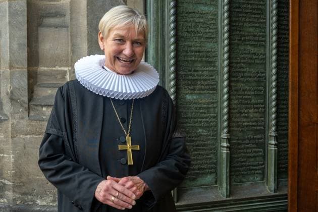 News Bilder des Tages Kunst Kultur Relegion Architektur 31.10.2025 Wittenberg Lutherstadt Reformationsfest 2025 Schlosskirche Wittenberg Predigt Ratsvorsitzende der Evangelischen Kirche Deutschlands EKD Bischöfin Kirsten Fehrs Halskrause das weiße Wagenrad Porträt vor der Bronzetür Thesentür Lutherstadt Wittenberg GER