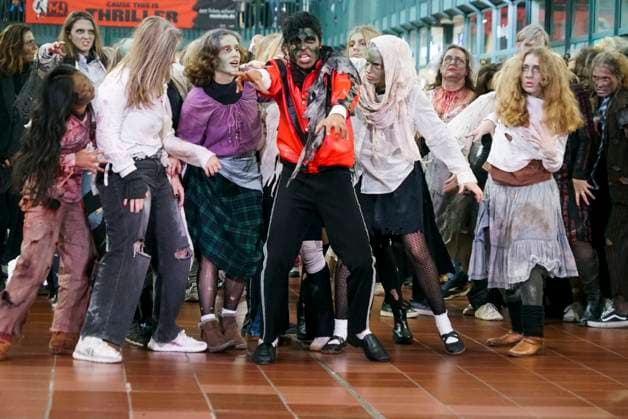 cntv Thriller- Gruseliger Michael Jackson Flashmob mit Untoten und Zombis in der Wandelhalle am Hamburger Hauptbahnhof an Halloween 31.10.2025 mit dabei Koffi Missah Imitator von Michael Jackson Ca.150 Menschen stellen das Thriller Video nachvon der Stage Mucical Company deutschlandweit gesucht und gecastet um am heutigen Halloween Tag mittags um 12:00 Uhr einen Flashmob zum Nachstellen des weltberühmten Michael Jackson Thriller Video zu zeigen. Hamburg Deutschland