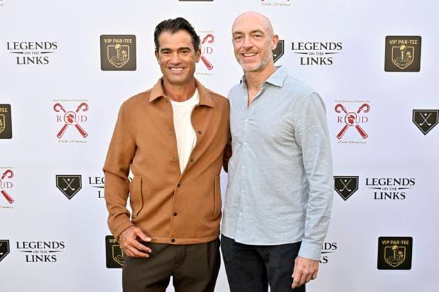 Brett Dedeaux mit Gast bei der VIP Par-Tee auf dem 6. Rod Dedeaux Foundation Charity Event im Riviera Country Club. Los Angeles, 02.11.2025