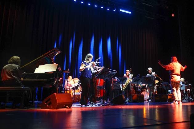 Konzert von Dahl Amalie, Jazzfest 2025 Berlin, Hauss der Festspiele Dahl Amalie, Amalie Dahl – Saxofon, Komposition Oscar Andreas Haug – Trompete Jørgen Bjelkerud – Posaune Sofia Salvo – Baritonsaxofon Henriette Eilertsen – Flöte Ida Løvli Hidle – Akkordeon Lisa Ullén – Klavier Anna Ueland – Synthesizer Trym Saugstad Karlsen – Schlagzeug Ingebrigt Haker Flaten – Kontrabass Nicolas Leirtrø – Kontrabass Veslemøy Narvesen – Schlagzeug