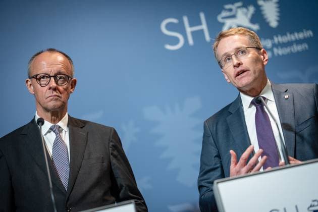 Bundeskanzler Friedrich Merz und Ministerpräsident Daniel Günther (von links) bei ihrem gemeinsamen Pressestatement zum Abschluss des Antrittsbesuchs;Antrittsbesuch des Bundeskanzlers in Schleswig-Holstein - Besuch im Schiffahrtsmuseum Nordfriesland, Husum, Husum Schleswig-Holstein Deutschland Schiffahrtsmuseum Nordfriesland