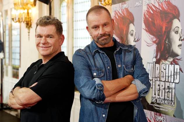 Peter Plate und Ulf Leo Sommer bei der Pressekonferenz zum Musical Wir sind am Leben im Stage Theater des Westens. Berlin, 03.11.2025