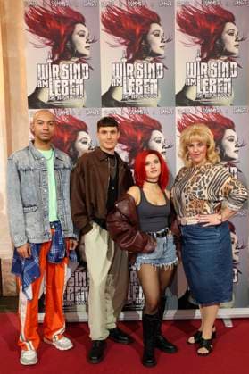 Daniel Pohlen, Jörn-Felix Alt, Celina dos Santos und Steffi Irmen bei der Pressekonferenz zum Musical Wir sind am Leben im Stage Theater des Westens. Berlin, 03.11.2025