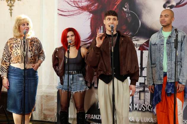 Steffi Irmen, Celina dos Santos, Jörn-Felix Alt und Daniel Pohlen bei der Pressekonferenz zum Musical Wir sind am Leben im Stage Theater des Westens. Berlin, 03.11.2025