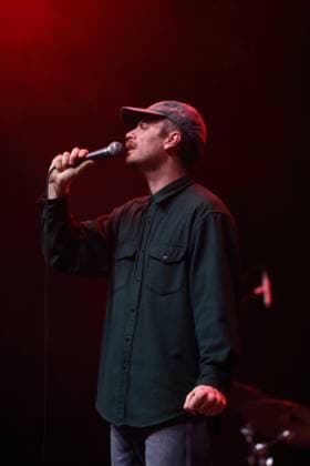 Mac DeMarco bei einem Konzert in der Columbiahalle in Berlin, 3. November 2025. Mac DeMarco Konzert Berlin
