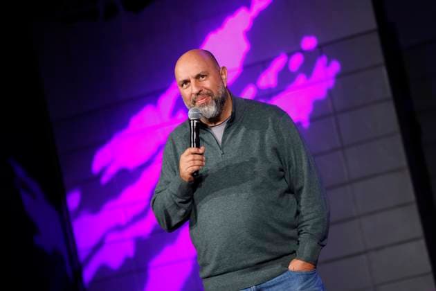Kabarettist Serdar Somuncu steht auf der Bühne im Rahmen des Podcast BOYGROUP Serdar Somuncu & Bent-Erik Scholz Live & unzensiert in der Volksbühne am Rudolfplatz. Köln, 03.11.2025 NRW Deutschland Copyright: xChristophxHardtx