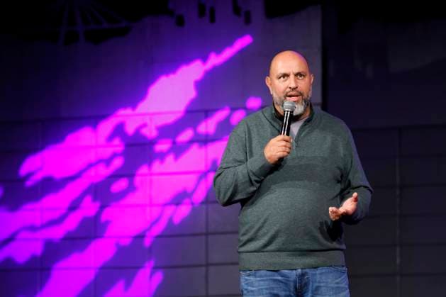 Kabarettist Serdar Somuncu steht auf der Bühne im Rahmen des Podcast BOYGROUP Serdar Somuncu & Bent-Erik Scholz Live & unzensiert in der Volksbühne am Rudolfplatz. Köln, 03.11.2025 NRW Deutschland Copyright: xChristophxHardtx