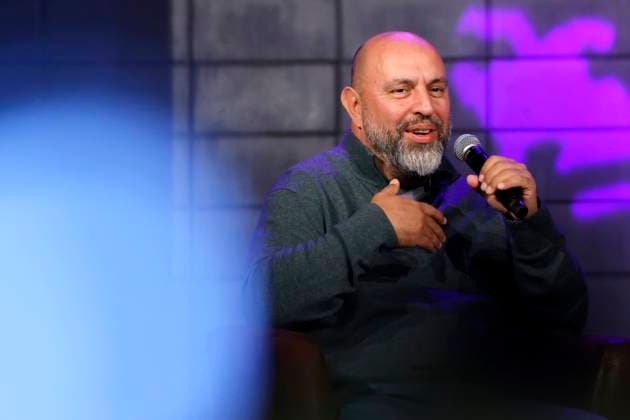 Kabarettist Serdar Somuncu auf der Bühne im Rahmen des Podcast BOYGROUP Serdar Somuncu & Bent-Erik Scholz Live & unzensiert in der Volksbühne am Rudolfplatz. Köln, 03.11.2025 NRW Deutschland Copyright: xChristophxHardtx