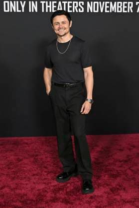 Arturo Castro bei der Premiere des Kinofilms Predator: Badlands im TCL Chinese Theater. Los Angeles, 03.11.2025