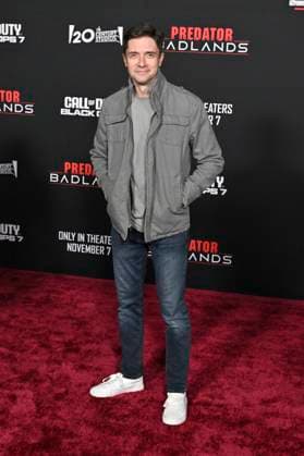 Topher Grace bei der Premiere des Kinofilms Predator: Badlands im TCL Chinese Theater. Los Angeles, 03.11.2025