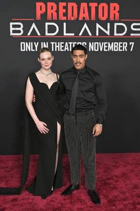 Elle Fanning und Dimitrius Schuster-Koloamatangi bei der Premiere des Kinofilms Predator: Badlands im TCL Chinese Theater. Los Angeles, 03.11.2025