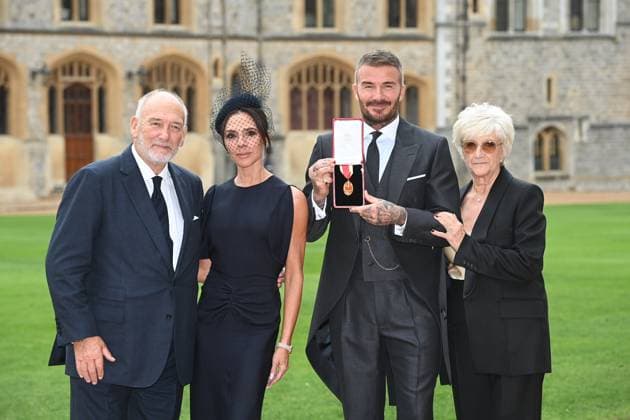 . 04 11 2025. Windsor, United Kingdom. Sir David Beckham and his wife Victoria, along with parents Ted and Sandra, after receiving his knighthood at an Investiture at Windsor Castle, United Kingdom  xPoolx xi-Imagesx IIM-26349-0015