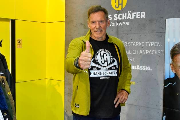 abb Moeller- Ralf Rudolf Moeller Möller der deutsche Schauspieler Botschafter der Initiative Handwerk und ehemaliger Bodybuilder und Mr. Universum macht Werbung als Gaststar auf dem Stand Hans Schaefer Workwear Arbeitskleidung auf der Austellung A plus A auf der Messe Duesseldorf am 04.11.2025 in Duesseldorf NRW Deutschland