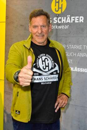 abb Moeller- Ralf Rudolf Moeller Möller der deutsche Schauspieler Botschafter der Initiative Handwerk und ehemaliger Bodybuilder und Mr. Universum macht Werbung als Gaststar auf dem Stand Hans Schaefer Workwear Arbeitskleidung auf der Austellung A plus A auf der Messe Duesseldorf am 04.11.2025 in Duesseldorf NRW Deutschland