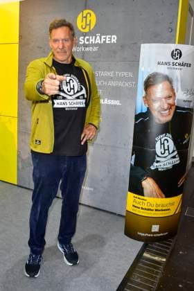 abb Moeller- Ralf Rudolf Moeller Möller der deutsche Schauspieler Botschafter der Initiative Handwerk und ehemaliger Bodybuilder und Mr. Universum macht Werbung als Gaststar auf dem Stand Hans Schaefer Workwear Arbeitskleidung auf der Austellung A plus A auf der Messe Duesseldorf am 04.11.2025 in Duesseldorf NRW Deutschland