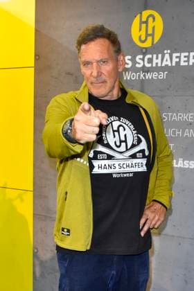 abb Moeller- Ralf Rudolf Moeller Möller der deutsche Schauspieler Botschafter der Initiative Handwerk und ehemaliger Bodybuilder und Mr. Universum macht Werbung als Gaststar auf dem Stand Hans Schaefer Workwear Arbeitskleidung auf der Austellung A plus A auf der Messe Duesseldorf am 04.11.2025 in Duesseldorf NRW Deutschland