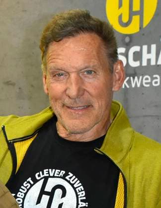 abb Moeller- Ralf Rudolf Moeller Möller der deutsche Schauspieler Botschafter der Initiative Handwerk und ehemaliger Bodybuilder und Mr. Universum macht Werbung als Gaststar auf dem Stand Hans Schaefer Workwear Arbeitskleidung auf der Austellung A plus A auf der Messe Duesseldorf am 04.11.2025 in Duesseldorf NRW Deutschland