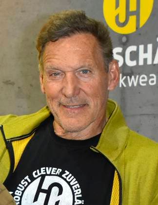abb Moeller- Ralf Rudolf Moeller Möller der deutsche Schauspieler Botschafter der Initiative Handwerk und ehemaliger Bodybuilder und Mr. Universum macht Werbung als Gaststar auf dem Stand Hans Schaefer Workwear Arbeitskleidung auf der Austellung A plus A auf der Messe Duesseldorf am 04.11.2025 in Duesseldorf NRW Deutschland