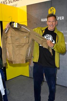 abb Moeller- Ralf Rudolf Moeller Möller der deutsche Schauspieler Botschafter der Initiative Handwerk und ehemaliger Bodybuilder und Mr. Universum macht Werbung als Gaststar auf dem Stand Hans Schaefer Workwear Arbeitskleidung auf der Austellung A plus A auf der Messe Duesseldorf am 04.11.2025 in Duesseldorf NRW Deutschland