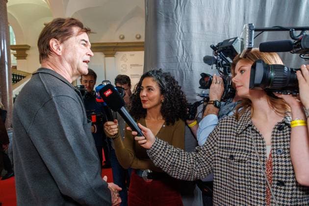 04.11.2025. Düsseldorf. NRW-Ministerpräsident Hendrik Wüst verleiht den Staatspreis an Fotograf Andreas Gursky. Die Laudatio auf den Preisträger hält Susanne Pfeffer, Direktorin des Museums für Moderne Künste in Frankfurt a. M., Camillo Grewe wird die Verleihung musikalisch untermalen. Als enge Vertraute Gurskys werden Andreas Frege (alias Campino) und Günther Netzer ebenfalls an der Veranstaltung und einem Talk über Andreas Gursky teilnehmen. Moderiert wird der Staatspreis von Judith Rakers. Düsseldorf K21, Kunstsammlung Nordrhein-Westfalen Nordrhein-Westfalen Deutschland