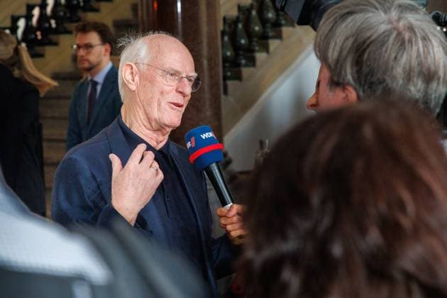 04.11.2025. Düsseldorf. NRW-Ministerpräsident Hendrik Wüst verleiht den Staatspreis an Fotograf Andreas Gursky. Die Laudatio auf den Preisträger hält Susanne Pfeffer, Direktorin des Museums für Moderne Künste in Frankfurt a. M., Camillo Grewe wird die Verleihung musikalisch untermalen. Als enge Vertraute Gurskys werden Andreas Frege (alias Campino) und Günther Netzer ebenfalls an der Veranstaltung und einem Talk über Andreas Gursky teilnehmen. Moderiert wird der Staatspreis von Judith Rakers. Düsseldorf K21, Kunstsammlung Nordrhein-Westfalen Nordrhein-Westfalen Deutschland