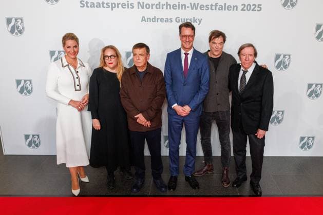 04.11.2025. Düsseldorf. NRW-Ministerpräsident Hendrik Wüst verleiht den Staatspreis an Fotograf Andreas Gursky. Die Laudatio auf den Preisträger hält Susanne Pfeffer, Direktorin des Museums für Moderne Künste in Frankfurt a. M., Camillo Grewe wird die Verleihung musikalisch untermalen. Als enge Vertraute Gurskys werden Andreas Frege (alias Campino) und Günther Netzer ebenfalls an der Veranstaltung und einem Talk über Andreas Gursky teilnehmen. Moderiert wird der Staatspreis von Judith Rakers. Düsseldorf K21, Kunstsammlung Nordrhein-Westfalen Nordrhein-Westfalen Deutschland