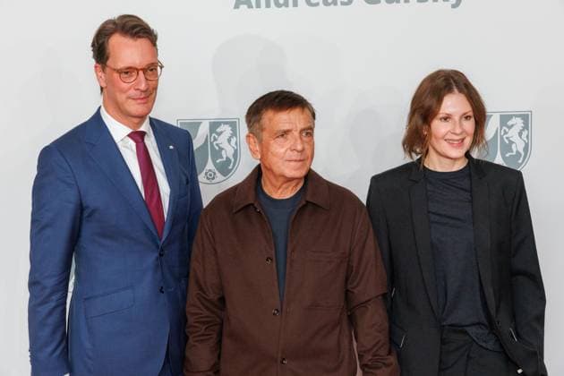04.11.2025. Düsseldorf. NRW-Ministerpräsident Hendrik Wüst verleiht den Staatspreis an Fotograf Andreas Gursky. Die Laudatio auf den Preisträger hält Susanne Pfeffer, Direktorin des Museums für Moderne Künste in Frankfurt a. M., Camillo Grewe wird die Verleihung musikalisch untermalen. Als enge Vertraute Gurskys werden Andreas Frege (alias Campino) und Günther Netzer ebenfalls an der Veranstaltung und einem Talk über Andreas Gursky teilnehmen. Moderiert wird der Staatspreis von Judith Rakers. Düsseldorf K21, Kunstsammlung Nordrhein-Westfalen Nordrhein-Westfalen Deutschland