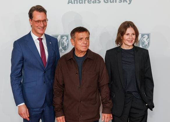 04.11.2025. Düsseldorf. NRW-Ministerpräsident Hendrik Wüst verleiht den Staatspreis an Fotograf Andreas Gursky. Die Laudatio auf den Preisträger hält Susanne Pfeffer, Direktorin des Museums für Moderne Künste in Frankfurt a. M., Camillo Grewe wird die Verleihung musikalisch untermalen. Als enge Vertraute Gurskys werden Andreas Frege (alias Campino) und Günther Netzer ebenfalls an der Veranstaltung und einem Talk über Andreas Gursky teilnehmen. Moderiert wird der Staatspreis von Judith Rakers. Düsseldorf K21, Kunstsammlung Nordrhein-Westfalen Nordrhein-Westfalen Deutschland