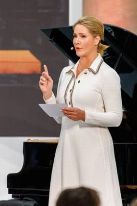 04.11.2025. Düsseldorf. NRW-Ministerpräsident Hendrik Wüst verleiht den Staatspreis an Fotograf Andreas Gursky. Die Laudatio auf den Preisträger hält Susanne Pfeffer, Direktorin des Museums für Moderne Künste in Frankfurt a. M., Camillo Grewe wird die Verleihung musikalisch untermalen. Als enge Vertraute Gurskys werden Andreas Frege (alias Campino) und Günther Netzer ebenfalls an der Veranstaltung und einem Talk über Andreas Gursky teilnehmen. Moderiert wird der Staatspreis von Judith Rakers. Düsseldorf K21, Kunstsammlung Nordrhein-Westfalen Nordrhein-Westfalen Deutschland
