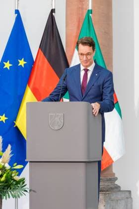 04.11.2025. Düsseldorf. NRW-Ministerpräsident Hendrik Wüst verleiht den Staatspreis an Fotograf Andreas Gursky. Die Laudatio auf den Preisträger hält Susanne Pfeffer, Direktorin des Museums für Moderne Künste in Frankfurt a. M., Camillo Grewe wird die Verleihung musikalisch untermalen. Als enge Vertraute Gurskys werden Andreas Frege (alias Campino) und Günther Netzer ebenfalls an der Veranstaltung und einem Talk über Andreas Gursky teilnehmen. Moderiert wird der Staatspreis von Judith Rakers. Düsseldorf K21, Kunstsammlung Nordrhein-Westfalen Nordrhein-Westfalen Deutschland