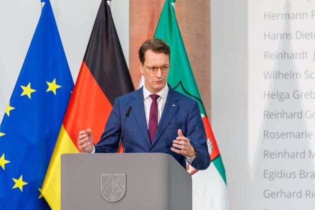 04.11.2025. Düsseldorf. NRW-Ministerpräsident Hendrik Wüst verleiht den Staatspreis an Fotograf Andreas Gursky. Die Laudatio auf den Preisträger hält Susanne Pfeffer, Direktorin des Museums für Moderne Künste in Frankfurt a. M., Camillo Grewe wird die Verleihung musikalisch untermalen. Als enge Vertraute Gurskys werden Andreas Frege (alias Campino) und Günther Netzer ebenfalls an der Veranstaltung und einem Talk über Andreas Gursky teilnehmen. Moderiert wird der Staatspreis von Judith Rakers. Düsseldorf K21, Kunstsammlung Nordrhein-Westfalen Nordrhein-Westfalen Deutschland