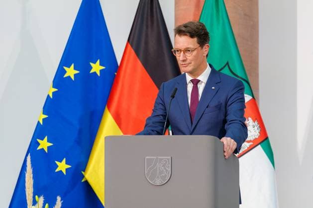 04.11.2025. Düsseldorf. NRW-Ministerpräsident Hendrik Wüst verleiht den Staatspreis an Fotograf Andreas Gursky. Die Laudatio auf den Preisträger hält Susanne Pfeffer, Direktorin des Museums für Moderne Künste in Frankfurt a. M., Camillo Grewe wird die Verleihung musikalisch untermalen. Als enge Vertraute Gurskys werden Andreas Frege (alias Campino) und Günther Netzer ebenfalls an der Veranstaltung und einem Talk über Andreas Gursky teilnehmen. Moderiert wird der Staatspreis von Judith Rakers. Düsseldorf K21, Kunstsammlung Nordrhein-Westfalen Nordrhein-Westfalen Deutschland
