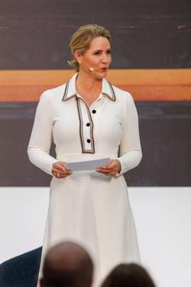 04.11.2025. Düsseldorf. NRW-Ministerpräsident Hendrik Wüst verleiht den Staatspreis an Fotograf Andreas Gursky. Die Laudatio auf den Preisträger hält Susanne Pfeffer, Direktorin des Museums für Moderne Künste in Frankfurt a. M., Camillo Grewe wird die Verleihung musikalisch untermalen. Als enge Vertraute Gurskys werden Andreas Frege (alias Campino) und Günther Netzer ebenfalls an der Veranstaltung und einem Talk über Andreas Gursky teilnehmen. Moderiert wird der Staatspreis von Judith Rakers. Düsseldorf K21, Kunstsammlung Nordrhein-Westfalen Nordrhein-Westfalen Deutschland