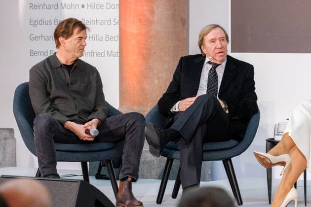 04.11.2025. Düsseldorf. NRW-Ministerpräsident Hendrik Wüst verleiht den Staatspreis an Fotograf Andreas Gursky. Die Laudatio auf den Preisträger hält Susanne Pfeffer, Direktorin des Museums für Moderne Künste in Frankfurt a. M., Camillo Grewe wird die Verleihung musikalisch untermalen. Als enge Vertraute Gurskys werden Andreas Frege (alias Campino) und Günther Netzer ebenfalls an der Veranstaltung und einem Talk über Andreas Gursky teilnehmen. Moderiert wird der Staatspreis von Judith Rakers. Düsseldorf K21, Kunstsammlung Nordrhein-Westfalen Nordrhein-Westfalen Deutschland