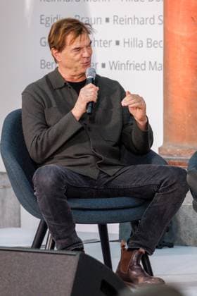 04.11.2025. Düsseldorf. NRW-Ministerpräsident Hendrik Wüst verleiht den Staatspreis an Fotograf Andreas Gursky. Die Laudatio auf den Preisträger hält Susanne Pfeffer, Direktorin des Museums für Moderne Künste in Frankfurt a. M., Camillo Grewe wird die Verleihung musikalisch untermalen. Als enge Vertraute Gurskys werden Andreas Frege (alias Campino) und Günther Netzer ebenfalls an der Veranstaltung und einem Talk über Andreas Gursky teilnehmen. Moderiert wird der Staatspreis von Judith Rakers. Düsseldorf K21, Kunstsammlung Nordrhein-Westfalen Nordrhein-Westfalen Deutschland