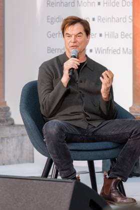 04.11.2025. Düsseldorf. NRW-Ministerpräsident Hendrik Wüst verleiht den Staatspreis an Fotograf Andreas Gursky. Die Laudatio auf den Preisträger hält Susanne Pfeffer, Direktorin des Museums für Moderne Künste in Frankfurt a. M., Camillo Grewe wird die Verleihung musikalisch untermalen. Als enge Vertraute Gurskys werden Andreas Frege (alias Campino) und Günther Netzer ebenfalls an der Veranstaltung und einem Talk über Andreas Gursky teilnehmen. Moderiert wird der Staatspreis von Judith Rakers. Düsseldorf K21, Kunstsammlung Nordrhein-Westfalen Nordrhein-Westfalen Deutschland