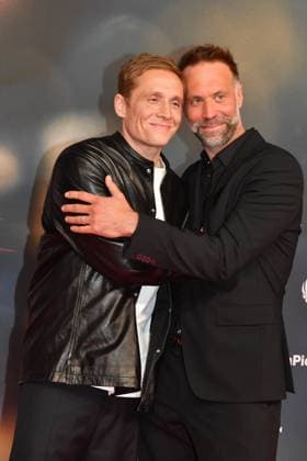 Matthias Schweighoefer und Regisseur Erik Schmitt bei der Das Leben der Wuensche Film Premiere am 4.11.2025 im Mathaeser Filmpalast in Muenchen Matthias Schweighoefers -Das Leben der Wuensche- Filmpremiere in Muenchen