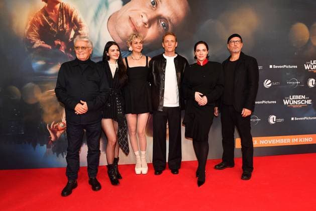 Henry Huebchen, Ruby O. Fee, Luise Heyer, Matthias Schweighoefer, Verena Altenberger und Benno Fuermann bei der Das Leben der Wuensche Film Premiere am 4.11.2025 im Mathaeser Filmpalast in Muenchen Matthias Schweighoefers -Das Leben der Wuensche- Filmpremiere in Muenchen