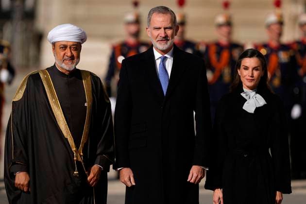 State Visit of Sultan of Oman - Spain King Felipe VI of Spain (c) and Queen Letizia of Spain (r) receive His Majesty Sultan Haitham Bin Tariq, Sultan of Oman. attending a meeting as part of the State Visit of His Majesty Sultan Haitham Bin Tarik at the Royal Palace in Madrid, Spain on November 4, 2025 Photo by Acero ALTERPHOTOS ABACAPRESS.COM Madrid Spain  Copyright: xAcero AlterPhotos ABACAx