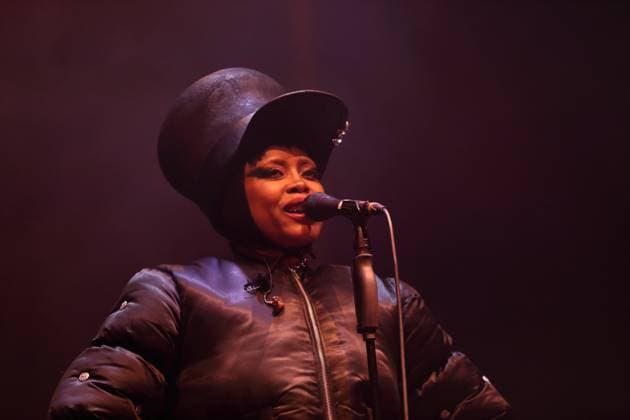 Erykah Badu bei einem Konzert in der Uber Eats Music Hall in Berlin, 4. November 2025. Erykah Badu Konzert Berlin