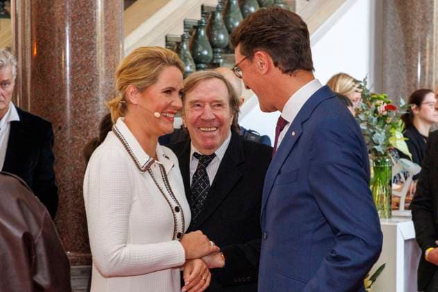 Judith Rakers, Günter Netzer und Hendrik Wüst bei der Verleihung des Staatspreises des Landes Nordrhein-Westfalen 2025 an Fotograf Andreas Gursky im K21. Düsseldorf, 04.11.2025
