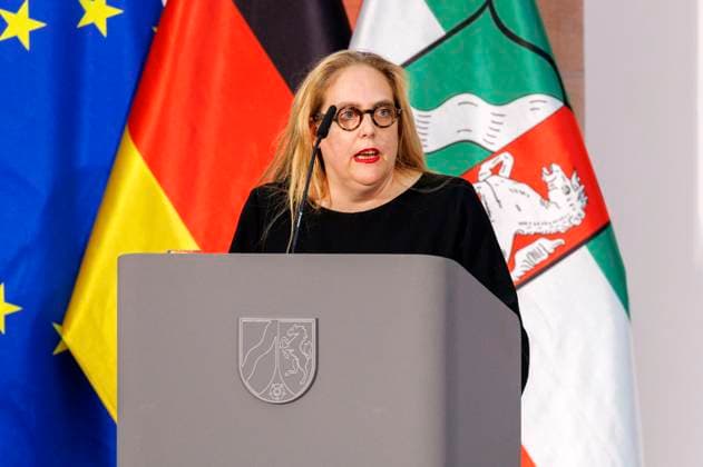 Susanne Pfeffer bei der Verleihung des Staatspreises des Landes Nordrhein-Westfalen 2025 an Fotograf Andreas Gursky im K21. Düsseldorf, 04.11.2025