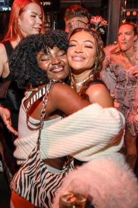 abb Abrechnung- Noella Mbomba und Hati Suarez zu Gast beim exklusiven Vorab Screenings der neuen Pro Sieben Reality-Show Die Abrechnung Der Promi Showdown im Festsaal Kreuzberg Berlin am 04.11.2025in Berlin Berlin Deutschland