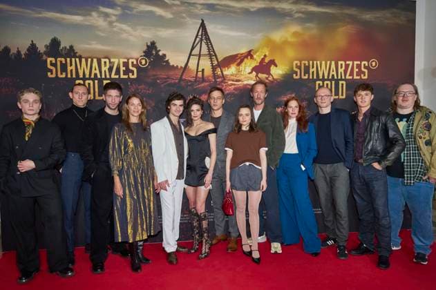 Julius Henri Busch, Liliom Lewald, Slavko Popadic, Jessica Schwarz, Aaron Hilmer Harriet Herbig-Matten, Tom Wlaschiha, Lena Urzendowsky, Stephan Kampwirth, Henny Reents, Leo Knizka und Castbei der Premiere der ARD-Miniserie Schwarzes Gold im Kuppelsaal. Hannover, 04.11.2025