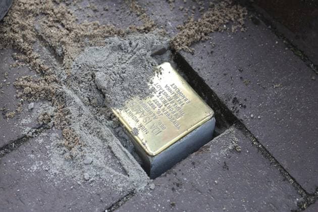 Letzte Stolperstein-Verlegung in Dinslaken am Altmarkt 5 am Donnerstag, den 30.10.2025. Hier der Stein für Ida Isaacson. Foto : Sabine Stein FUNKE Foto Services ** NUR FÜR REDAKTIONELLE ZWECKE ** EDITORIAL USE ONLY **<p>Letzte Stolperstein-Verlegung in Dinslaken am Altmarkt 5 am Donnerstag, den 30.10.2025. Hier der Stein für Ida Isaacson. Foto : Sabine Stein FUNKE Foto Services< p> Buntes Dinslaken Copyright: SabinexStein